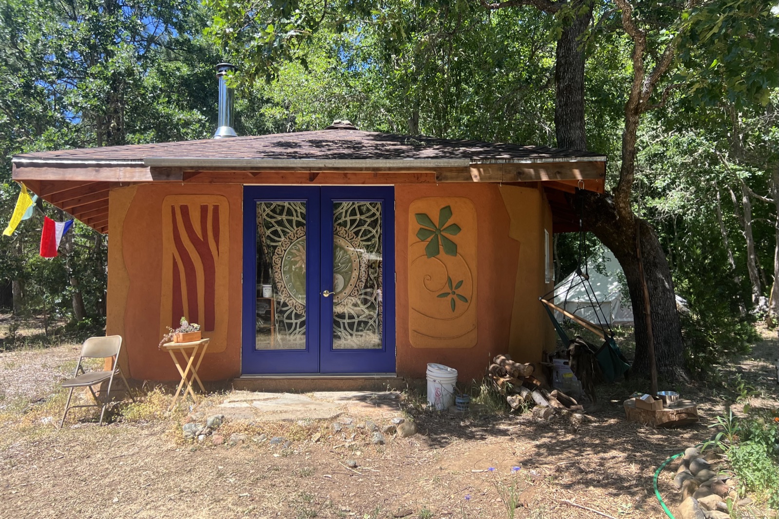 White Oak Studio, an earthen cabin with plaster carvings by Kenya Kinyani
